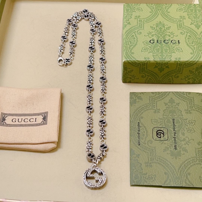 G*u*i necklaces